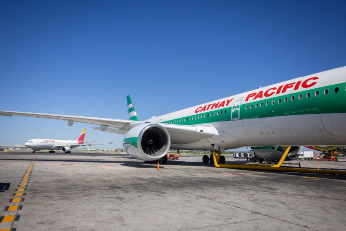 Avión de Cathay Pacific en pista con livery visible