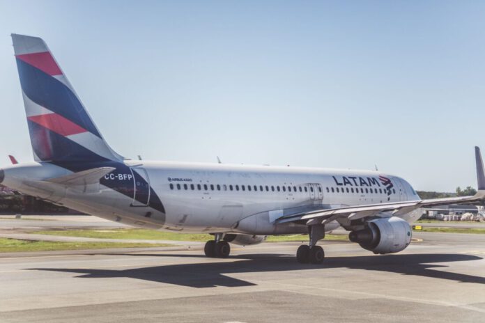 Aviones LATAM en pista