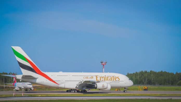 Avión de Emirates en pista con logo visible