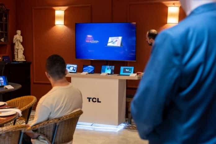 Panel de demostraciones tecnológicas en feria hotelera