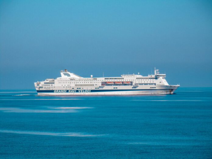 Ejecutivos de Fincantieri junto al logo de la compañía