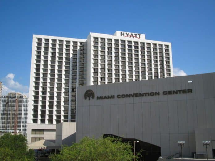Salón de convenciones en hotel con mesas preparadas para evento