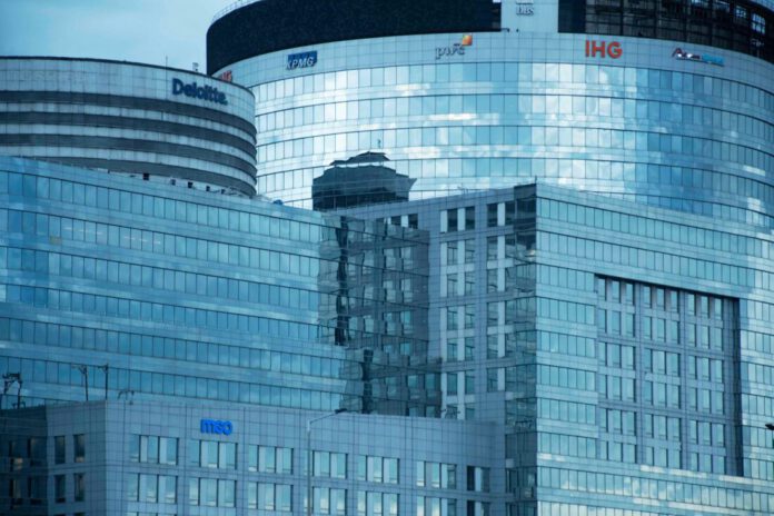 Interfaz de la LINE MINI App con marca IHG en un smartphone