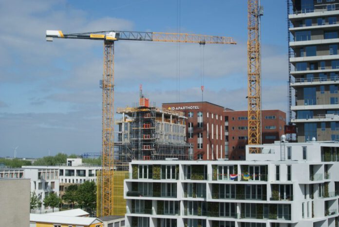 Obra de construcción de hotel en Europa con grúas y estructura en hormigón