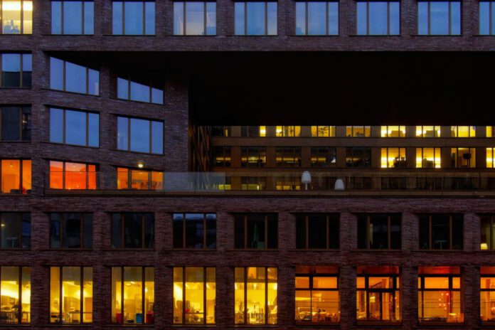 Logotipo de Trivago en fachada de edificio de oficinas