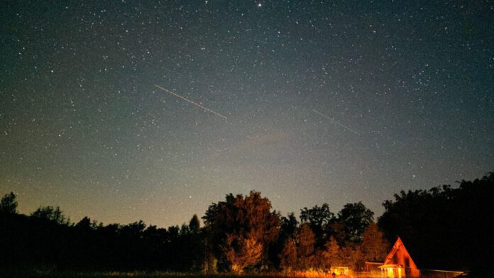 Personas observando estrellas desde un resort al aire libre