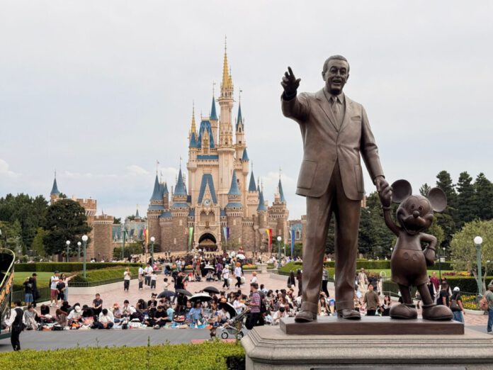 Vista panorámica de un parque de Disney con visitantes