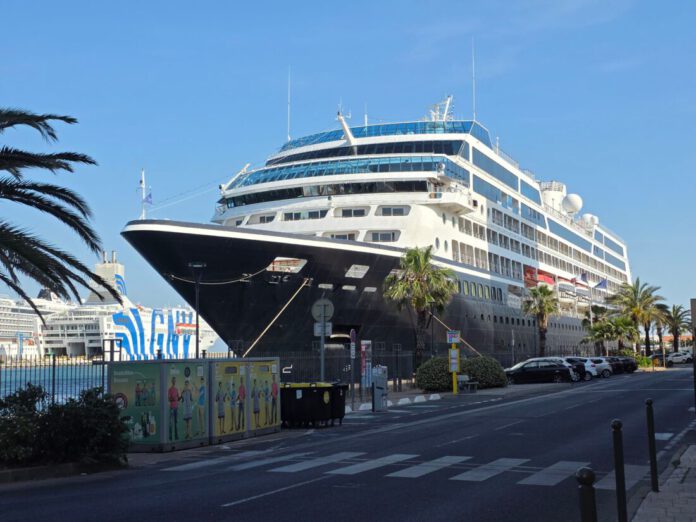 Barco de Azamara Cruises atracado en puerto