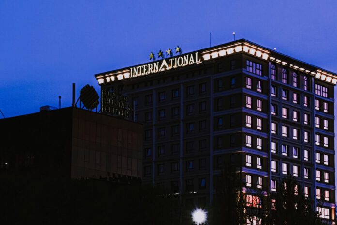 Fachada de un hotel Meliá en la costa