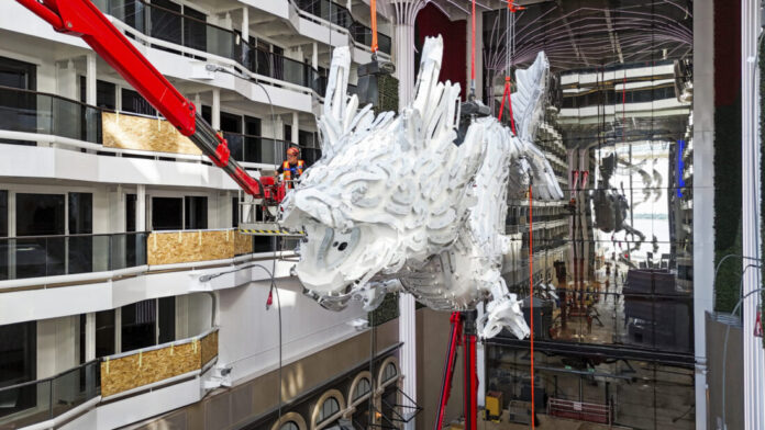 Escultura de dragón en la cubierta del MSC World Asia