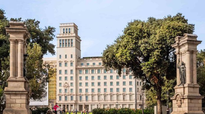 Fachada y entrada del hotel BLESS Barcelona en Passeig de Gràcia, con detalle arquitectónico y marquesina