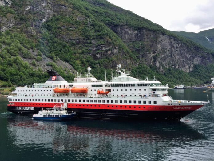 Barco Hurtigruten junto a copas de vino en cubierta