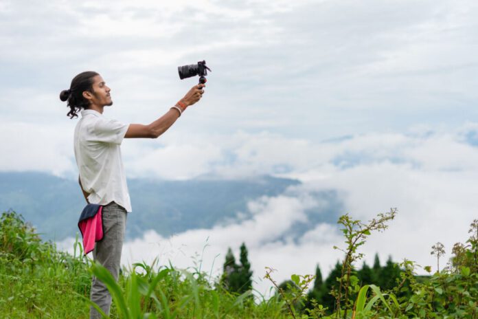 Creadores de contenido de viaje grabando en destino