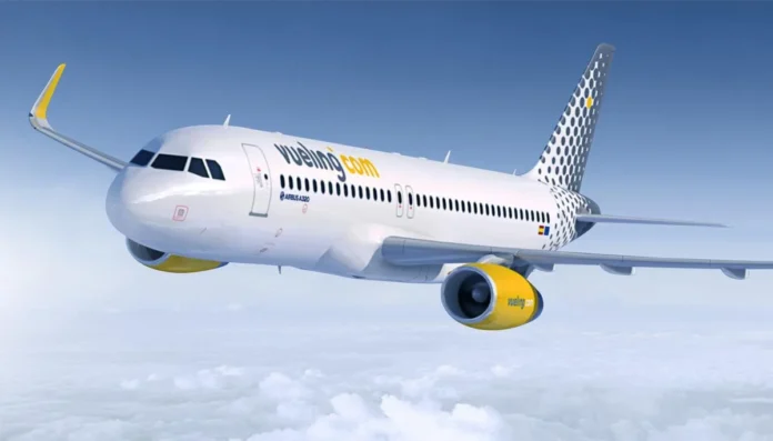 Avión de Vueling despegando con librea amarilla y gris